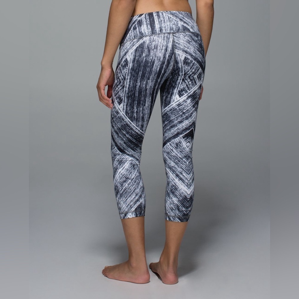 Lululemon Wunder Under Crop Heat Wave White Black size 4